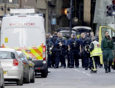 Live: Ραγδαίες οι εξελίξεις στο Λονδίνο - Ντου της αστυνομίας σε διαμέρισμα (βίντεο) (upd)